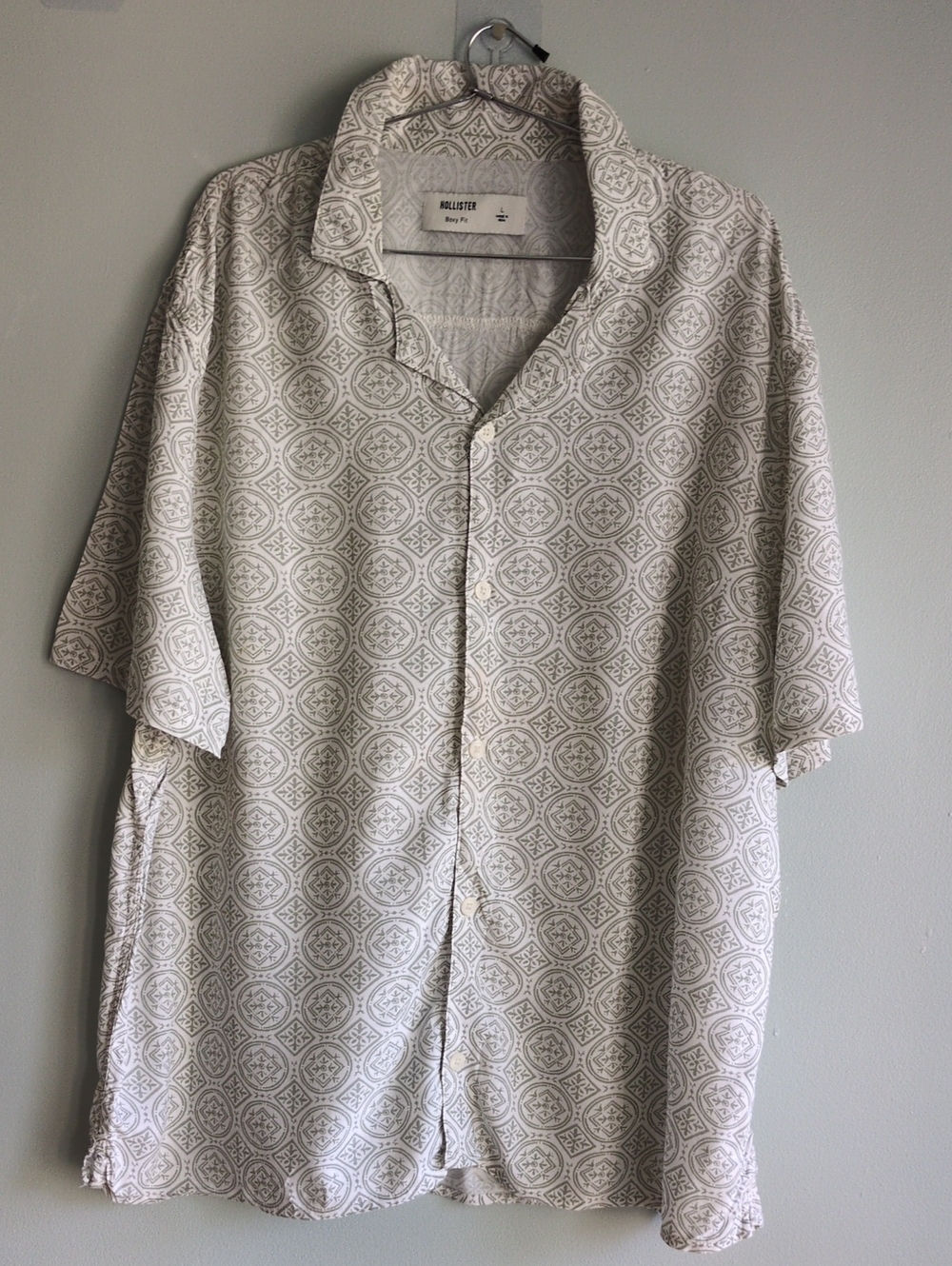 Hollister Men's Short-Sleeve Camp Shirt in Light Beige Geometric Print